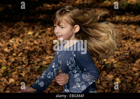 kleines Mädchen im Herbst Holz ausgeführt Stockfoto