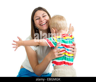 Junge Mutter umarmt Kind Stockfoto