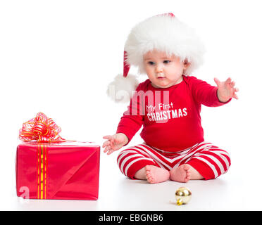 kleine Mädchen weared Santa Kleidung mit Geschenkbox isoliert Stockfoto