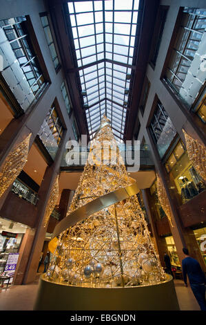 Weihnachtsschmuck in Scotia Plaza in Toronto downtown Bahnhofshalle Unterführung Stockfoto