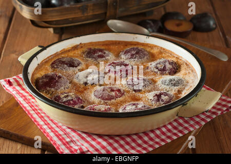 Pflaumen Clafoutis. Clafoutis Aux prunes. Französische Obst dessert Stockfoto