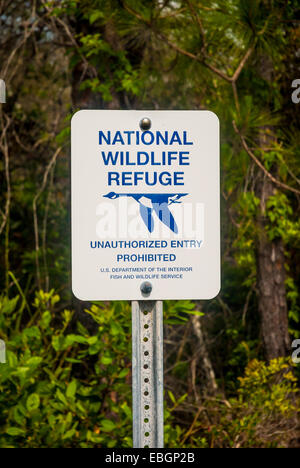 Ein uns National Wildlife Refuge-Schild warnt vor unbefugten Zutritt. Stockfoto