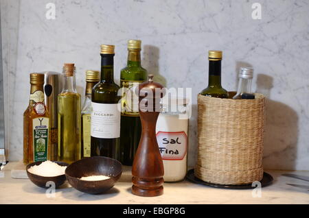 Satz von Flaschen für Lebensmittel Einsalzer und Salze Stockfoto