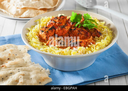 Chicken Tikka Masala mit Reis und Naan Brot. Stockfoto