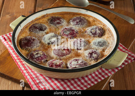 Pflaumen Clafoutis. Clafoutis Aux prunes. Französische Obst dessert Stockfoto