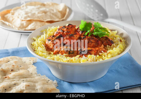 Chicken Tikka Masala mit Reis und Naan Brot. Stockfoto