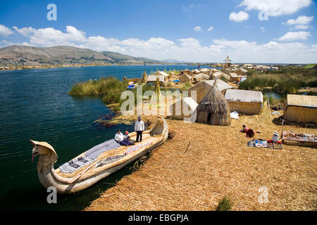 Blick über selbst altmodische schwimmenden künstlichen Inseln und Reed Boot, Puno, Peru, Titicaca Stockfoto