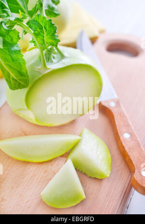 Kohl Kohlrabi auf Holzbrett Küche Stockfoto