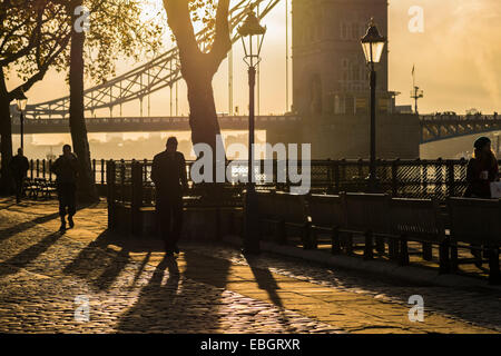 Menschen zu Fuß auf den Steinen gepflasterte - London Stockfoto