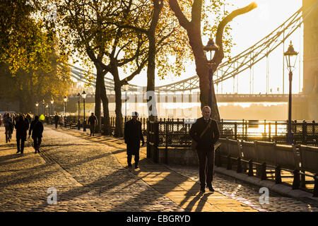 Menschen zu Fuß auf den Steinen gepflasterte - London Stockfoto