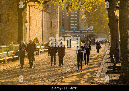 Menschen zu Fuß auf den Steinen gepflasterte - London Stockfoto