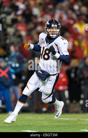 Kansas City, Missouri, USA. 30. November 2014. Denver Broncos quarterback Peyton Manning (18), während die NFL-Spiel zwischen den Denver Broncos und die Kansas City Chiefs am Arrowhead Stadium in Kansas City, Missouri. Die Broncos besiegte die Häuptlinge 29-16. © Csm/Alamy Live-Nachrichten Stockfoto