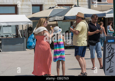 Touristen, die mit Eis in romantische Rovinj ist eine Stadt in Kroatien befindet sich auf der Nord Adria befindet sich an der Westküste Stockfoto