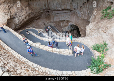 Besucher, die die Höhlen in Carlsbad Caverns in Carlsbad, New Mexico. Stockfoto