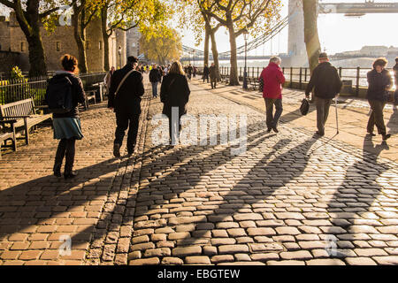 Menschen zu Fuß auf den Steinen gepflasterte - London Stockfoto