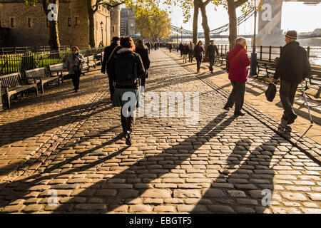 Menschen zu Fuß auf den Steinen gepflasterte - London Stockfoto