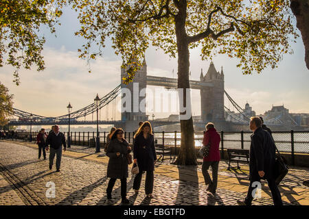 Menschen zu Fuß auf den Steinen gepflasterte - London Stockfoto