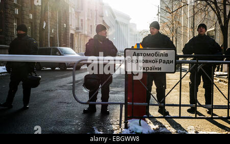 Kiew, Ukraine. 1. Dezember 2014. Amnesty International Aktivisten 1. Dezember 2014 in Kiew, Ukraine, eine öffentliche Kundgebung am Jahrestag der Ereignisse auf der Straße Bankova mit der Forderung nach richtig untersuchen Menschenrechtsverletzungen während der Euromajdan. Teilnehmer der Rallye rekonstruiert die Ereignisse des letzten Jahres, als Dutzende von friedlichen Demonstranten und Verwundeten wurden geschlagen und von den "Berkut" bei den Zusammenstößen zwischen Demonstranten und Polizisten festgenommen. Bildnachweis: Igor Golovnov/Alamy Live-Nachrichten Stockfoto