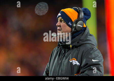 Kansas City, Missouri, USA. 30. November 2014. Denver Broncos head Coach John Fox während der NFL-Spiel zwischen den Denver Broncos und die Kansas City Chiefs am Arrowhead Stadium in Kansas City, Missouri. Die Broncos besiegte die Häuptlinge 29-16. © Csm/Alamy Live-Nachrichten Stockfoto