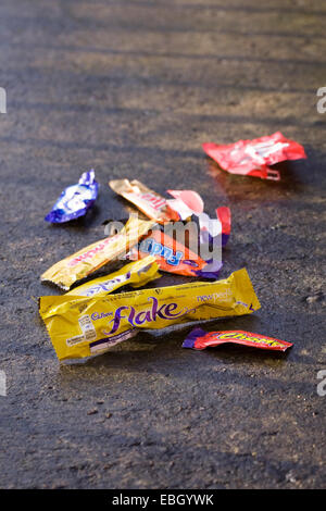 Leere Bonbonverpackungen littering den Weg. Stockfoto