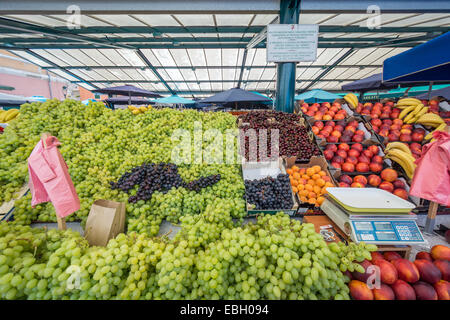 Obstmarkt in romantische Rovinj ist eine Stadt in Kroatien befindet sich auf der Nord Adria befindet sich an der Westküste der Istr Stockfoto