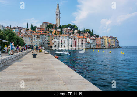 Häuser entlang des Ozeans in romantischen Rovinj ist eine Stadt in Kroatien befindet sich auf der Nord Adria Meer befindet sich an der westlichen Küste des Stockfoto