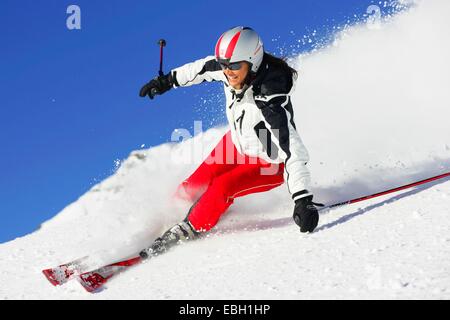 Skifahrer hinunter, Österreich, Alpen Stockfoto