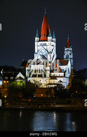 St. Francis of Assisi Church in Wien bei Nacht Stockfoto