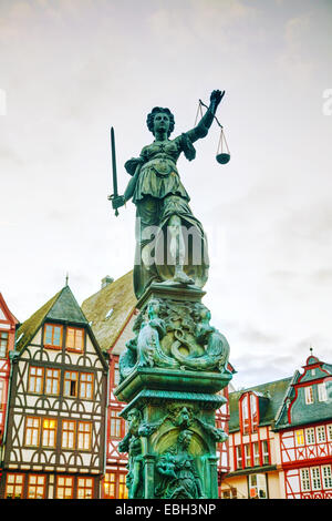 Justitia-Skulptur in der Altstadt in Frankfurt am Main bin Maine, Deutschland Stockfoto