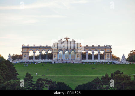 Wien - 19. Oktober: Gloriette Schönbrunn bei Sonnenuntergang mit Touristen am 19. Oktober 2014 in Wien. Stockfoto