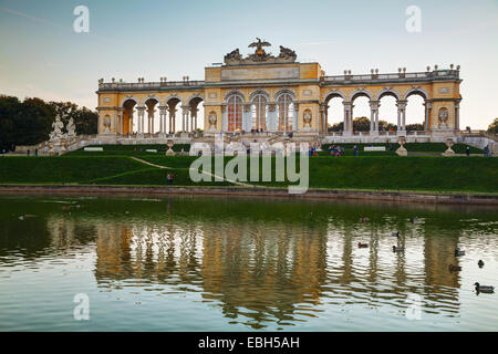 Wien - 19. Oktober: Gloriette Schönbrunn bei Sonnenuntergang mit Touristen am 19. Oktober 2014 in Wien. Es ist die größte Gloriette in V Stockfoto