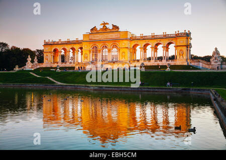 Wien - 19. Oktober: Gloriette Schönbrunn bei Sonnenuntergang mit Touristen am 19. Oktober 2014 in Wien. Es ist die größte Gloriette in V Stockfoto