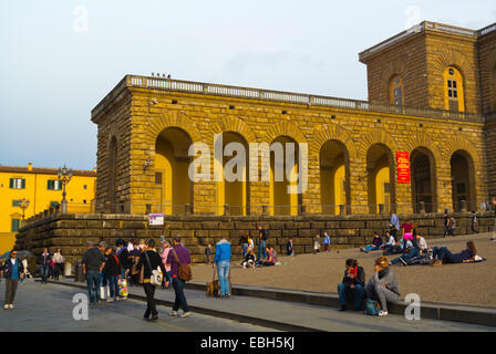 Menschen vor Palazzo Pitti, Piazza de Pitti, Oltrarno Viertel, Florenz, Toskana, Italien Stockfoto