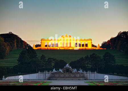 Wien - 19. Oktober: Gloriette Schönbrunn bei Sonnenuntergang mit Touristen am 19. Oktober 2014 in Wien. Es ist die größte Gloriette in V Stockfoto