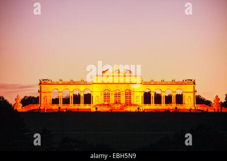 Wien - 19. Oktober: Gloriette Schönbrunn bei Sonnenuntergang mit Touristen am 19. Oktober 2014 in Wien. Es ist die größte Gloriette in V Stockfoto