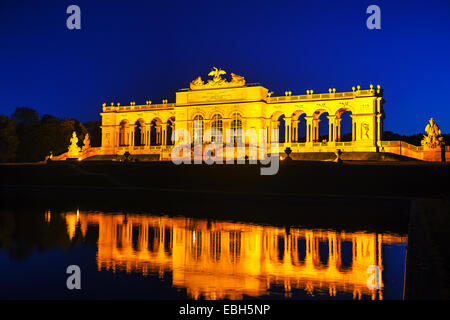 Wien - 19. Oktober: Gloriette Schönbrunn bei Sonnenuntergang mit Touristen am 19. Oktober 2014 in Wien. Es ist die größte Gloriette in V Stockfoto