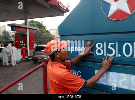 Kraftstoff Pumpe Mitarbeiter ändern Kraftstoffpreise nach Preisen sinkt auf Erdölprodukte in Karachi auf Montag, 1. Dezember 2014. Petroleum Preise Reduktion Benachrichtigung erteilt wurde und die neuen Preise sind jetzt umgesetzt, Premierminister Nawaz Sharif hatte angekündigt, die Senkung der Preise während seiner Rede in Havelian am Samstag. Die Ölpreise stehen jetzt am niedrigsten in den letzten 28 Monate. Bilder/Alamy Live-Nachrichten Stockfoto