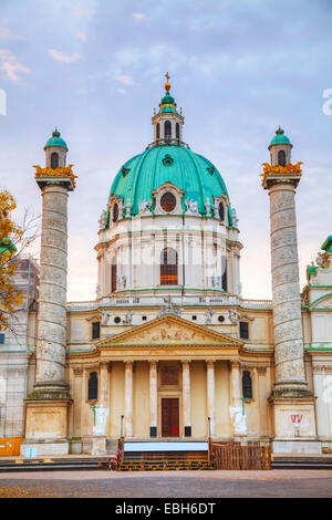 Die Karlskirche (Karlskirche) in Wien bei Sonnenaufgang Stockfoto