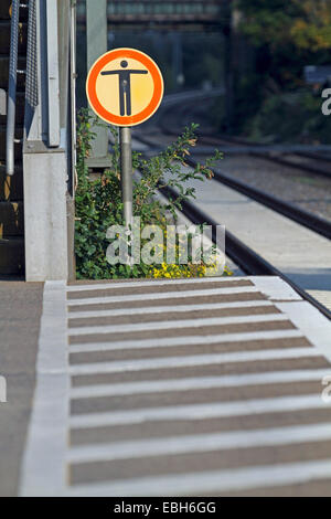 Bahn-Plattform Rand und Plattform Ende, Deutschland Stockfoto