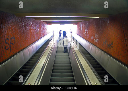 Rolltreppe am Ausgang der u-Bahnstation, Deutschland Stockfoto