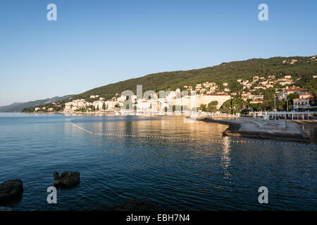 OPATIJA: Hotels und Ferienwohnungen in Opatija (Kvarner, Kroatien). Opatija ist Touristenziel mit der längsten Tradition auf dem A Stockfoto