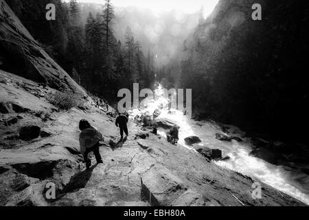 Wanderer bewegt sich Rock, Yosemite Nebel Trail, Vernal Falls, Yosemite-Nationalpark, Kalifornien, USA Stockfoto