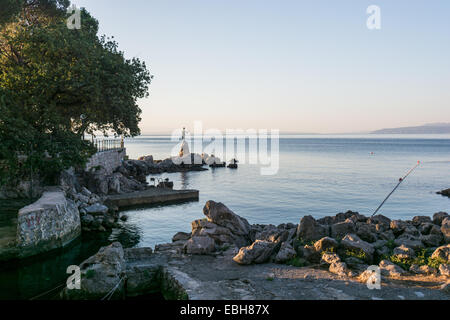 OPATIJA, Kroatien-: Mädchen mit der Möwe-Statue mit dem Adriatischen Meer im Hintergrund. Statue von Zvonko CAR verwandelte sich in Stockfoto