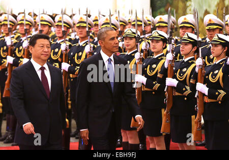 Peking, China. 12. Oktober 2014. U.S. President Barack Obama (R) und chinesischen Staatspräsidenten Xi Jinping teilnehmen eine Willkommenszeremonie in der großen Halle des Volkes in Peking am 12. November 2014. Präsident Obama ist in Chinas Hauptstadt, die APEC Führer treffen und wirtschaftliche diskutieren, Sicherheits- und Menschenrechtsfragen. © Stephen Rasierer/ZUMA Draht/Alamy Live-Nachrichten Stockfoto