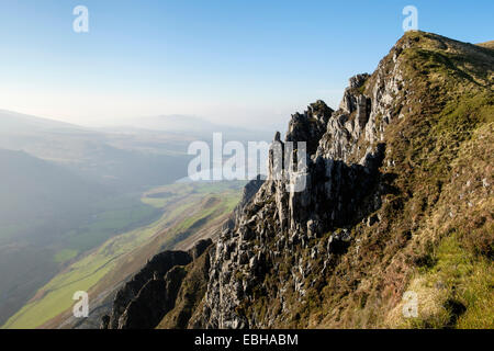 Blick auf Craig y Bera Felsen auf Mynydd Mawr oben Nantlle Tal in Snowdonia National Park (Eryri). Gwynedd North Wales UK Großbritannien Stockfoto