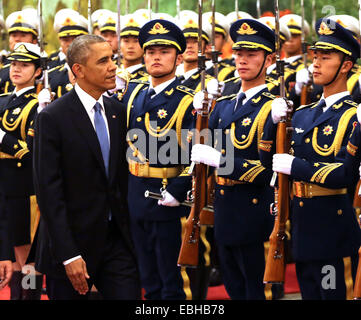 Peking, China. 12. Oktober 2014. US-Präsident Barack Obama besucht eine Willkommenszeremonie in der großen Halle des Volkes in Peking am 12. November 2014. Präsident Obama ist in Chinas Hauptstadt, die APEC Führer treffen und wirtschaftliche diskutieren, Sicherheits- und Menschenrechtsfragen. © Stephen Rasierer/ZUMA Draht/Alamy Live-Nachrichten Stockfoto