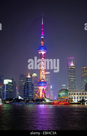 Skyline von Pudong mit beleuchteten Fernsehturm bei Nacht, China, Shanghai Stockfoto