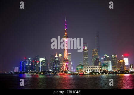 Skyline von Pudong mit beleuchteten Fernsehturm bei Nacht, China, Shanghai Stockfoto