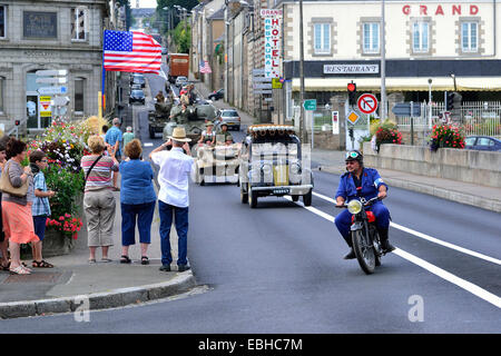 Franzosen-und amerikanische Fahrzeuge, 2. Weltkrieg, 70. Jahrestag der Befreiung der Stadt Mayenne (august 1944). Stockfoto