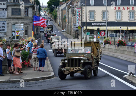 Amerikanische Fahrzeuge des 2. Weltkrieges, 70. Jahrestag der Befreiung der Stadt Mayenne (august 1944). Stockfoto